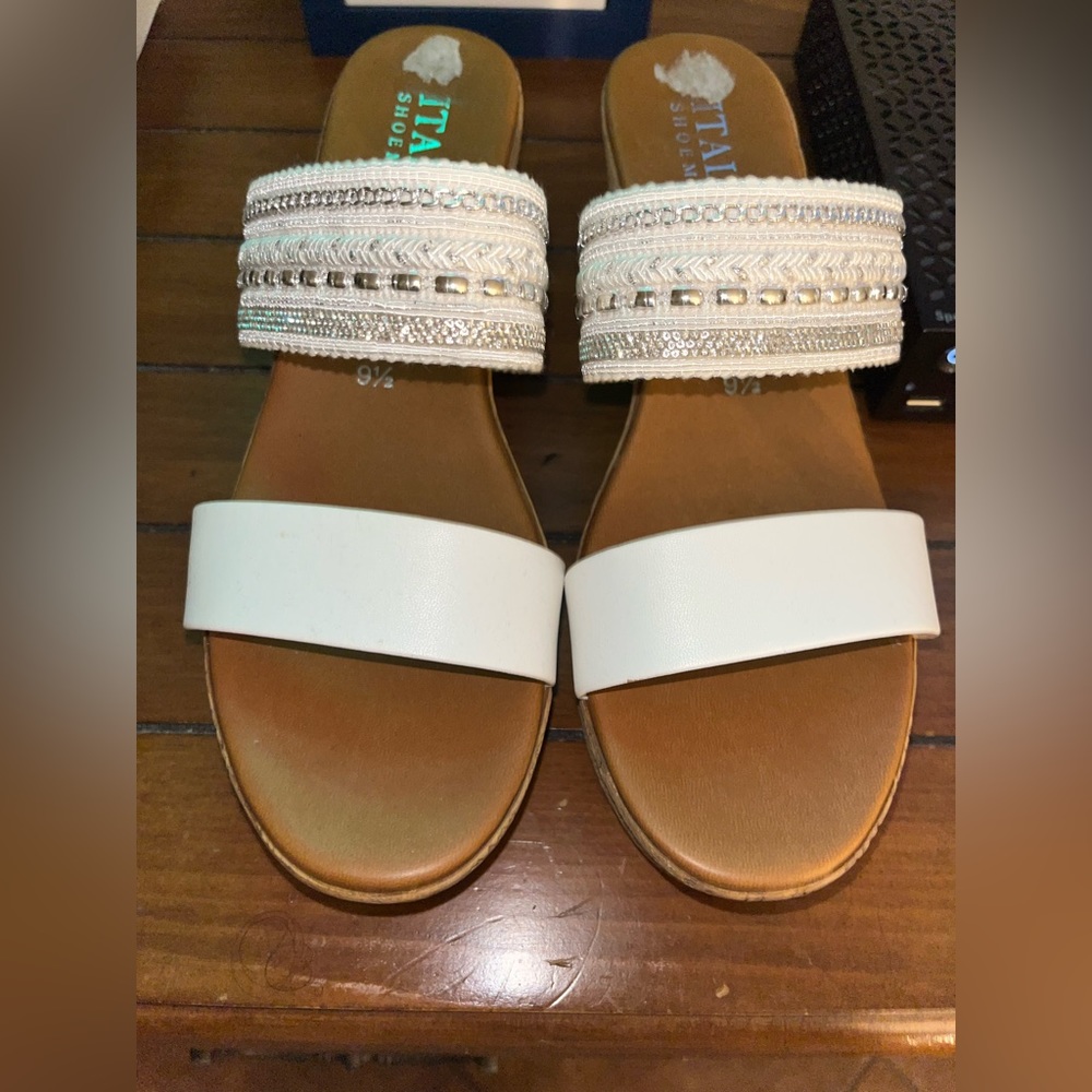 Brand new size 91/2 brand is Italian Shoemaker